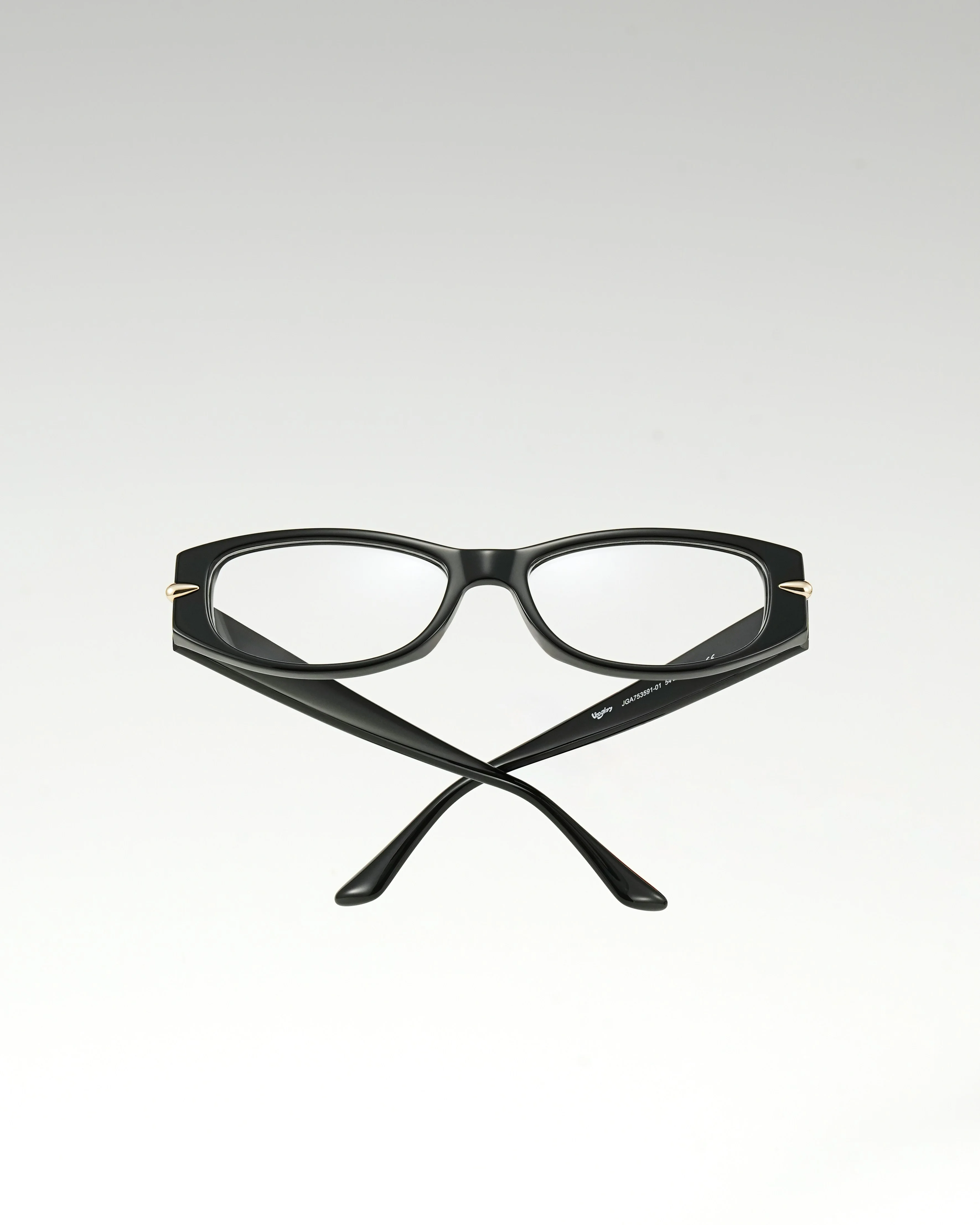 Especialista realizando examen visual